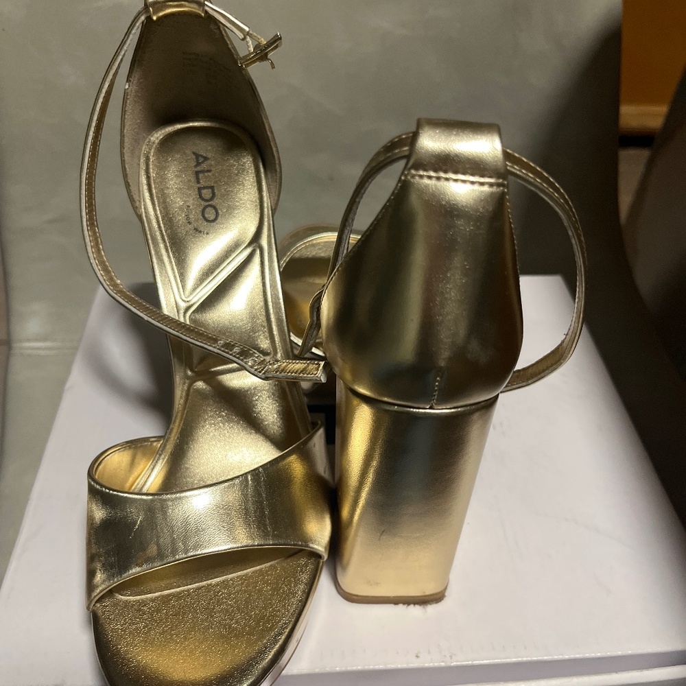 Woman’s heels size 8 by Aldo